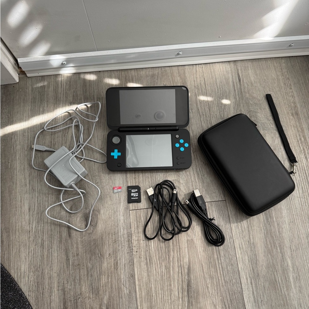“New” Nintendo 2DS XL Black/Turquoise Bundle 64gb Black Case 3 Chargers